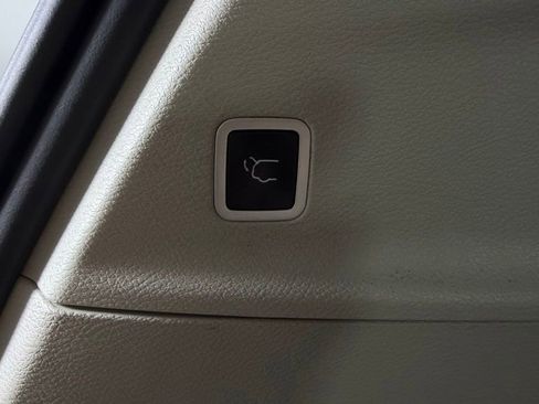 Used 2023 Chrysler Pacifica Touring-L FWD image 12