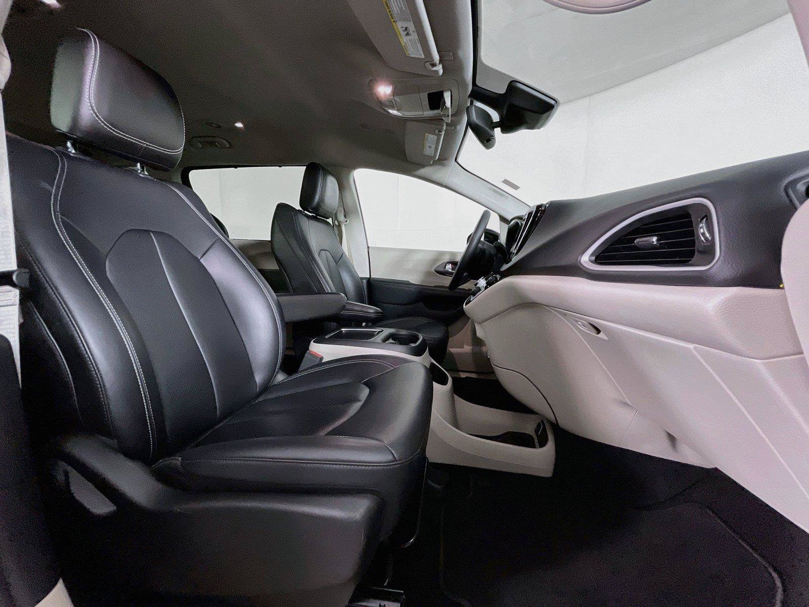 Used 2024 Chrysler Pacifica Touring-L FWD image 31