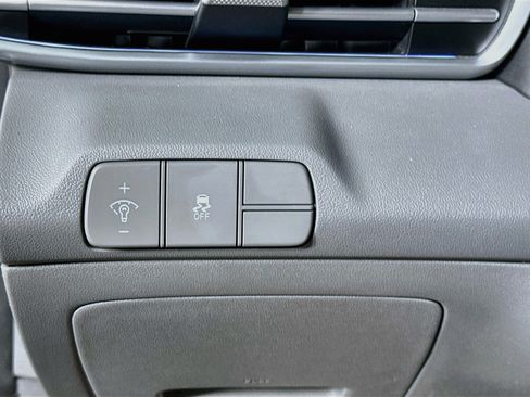 Used 2025 Hyundai Elantra SEL FWD image 17