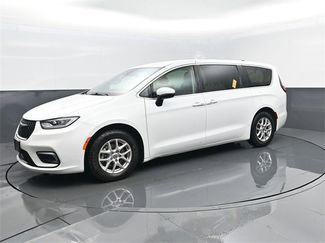 Used 2023 Chrysler Pacifica Touring-L video 1