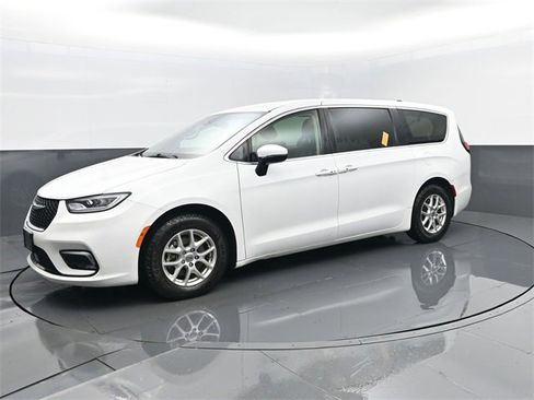 Used 2023 Chrysler Pacifica Touring-L image 1