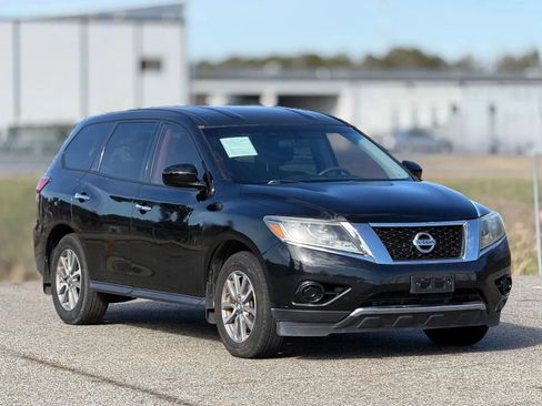 Used 2014 Nissan Pathfinder S image 1