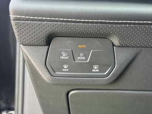 Used 2025 Volkswagen Atlas SE FWD image 21