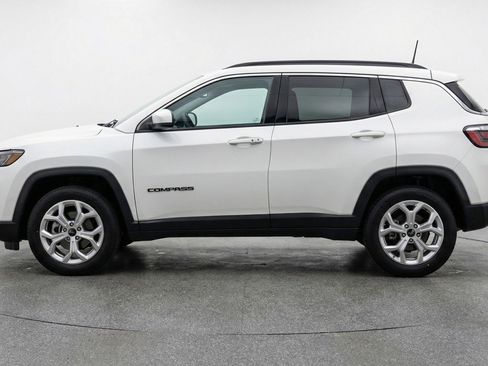 Used 2025 Jeep Compass Latitude AWD/4WD image 5