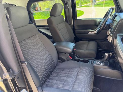 Used 2012 Jeep Wrangler Sahara w/ Connectivity Group AWD/4WD image 18