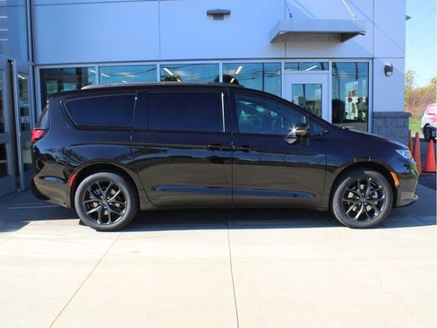 New 2026 Chrysler Pacifica Limited w/ S Appearance Package image 3