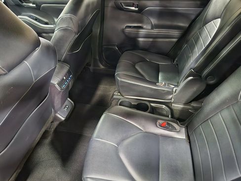 Used 2021 Toyota Highlander XLE FWD image 52