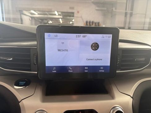 Used 2024 Ford Explorer XLT w/ Equipment Group 202A AWD/4WD image 31