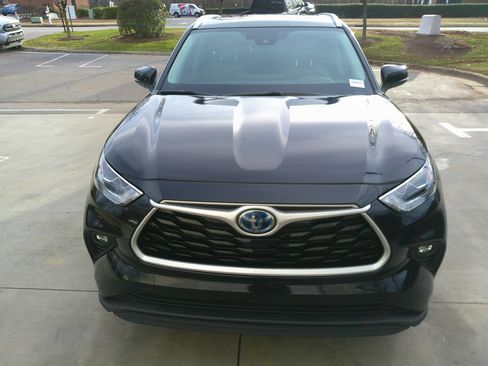 Used 2023 Toyota Highlander Bronze Edition image 3