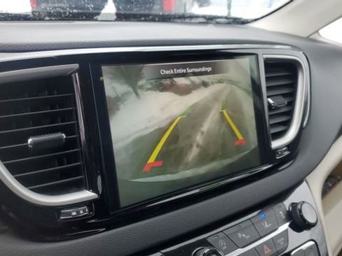 Certified 2024 Chrysler Pacifica Touring-L image 16