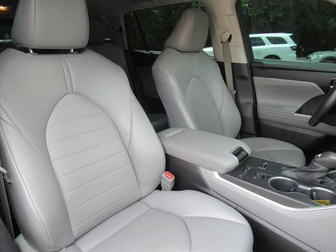 Used 2022 Toyota Highlander XLE FWD image 9