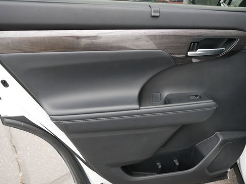 Used 2022 Toyota Highlander Platinum image 14