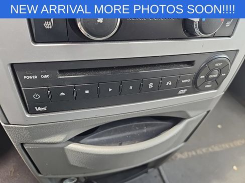 Used 2009 Chrysler Town & Country Touring FWD image 17