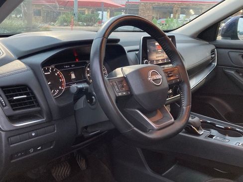 Used 2025 Nissan Rogue SV FWD image 7