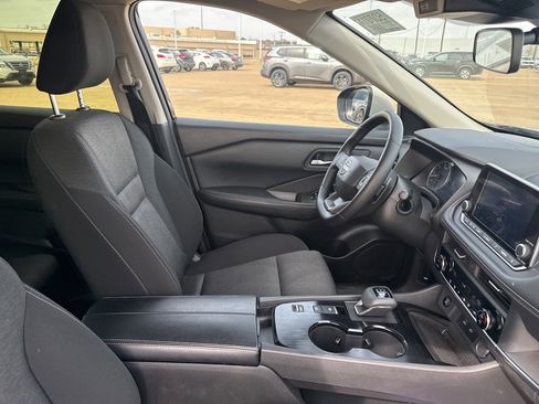 Certified 2025 Nissan Rogue SV image 29