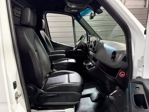 Used 2021 Mercedes-Benz Sprinter 2500 image 19
