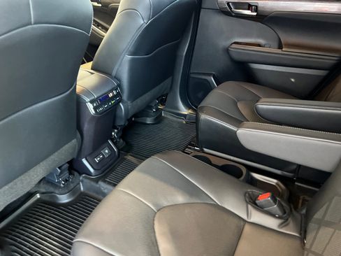 Used 2024 Toyota Highlander Platinum image 12