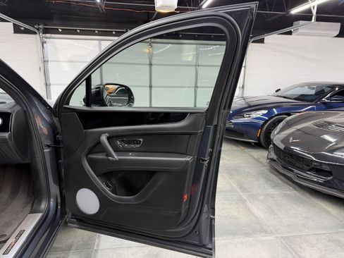 Used 2019 Bentley Bentayga image 25