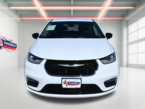 Used 2024 Chrysler Pacifica Touring-L FWD image 6