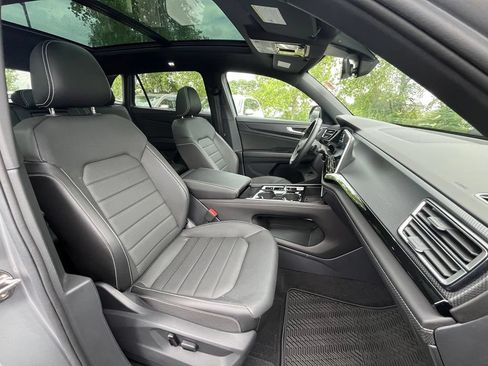 Certified 2025 Volkswagen Atlas Cross Sport SEL R-Line AWD/4WD image 13