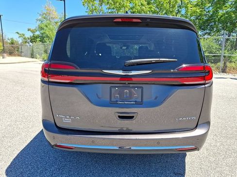 Used 2023 Chrysler Pacifica Limited FWD image 9