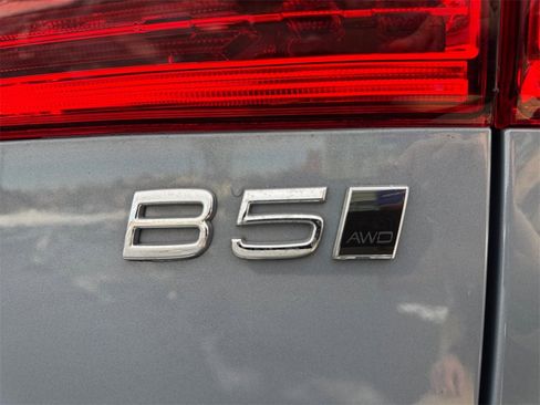 Certified 2023 Volvo XC60 B5 Plus w/ Climate Package image 9