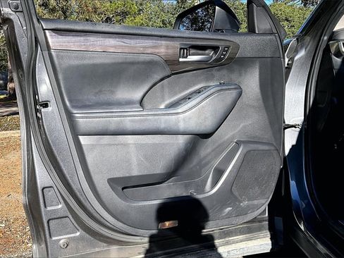 Used 2023 Toyota Highlander Limited image 17