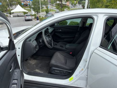 Used 2023 Honda Accord EX image 17