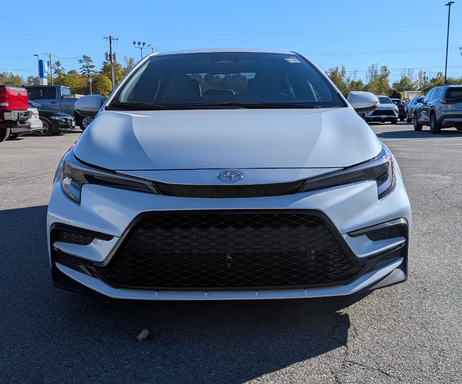 Used 2025 Toyota Corolla SE FWD image 2