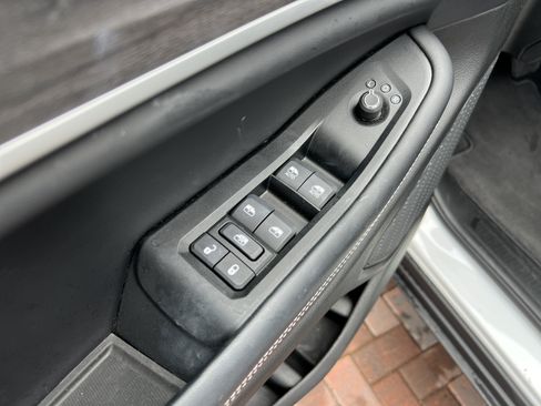 Used 2025 Jeep Grand Cherokee Limited w/ Luxury Tech Group II AWD/4WD image 15