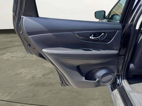 Used 2017 Nissan Rogue SV AWD/4WD image 23
