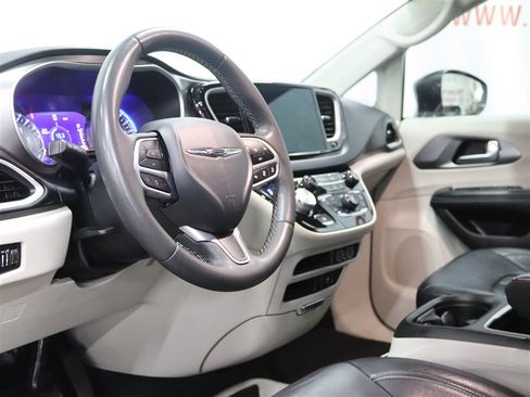 Used 2022 Chrysler Pacifica Touring-L FWD image 14