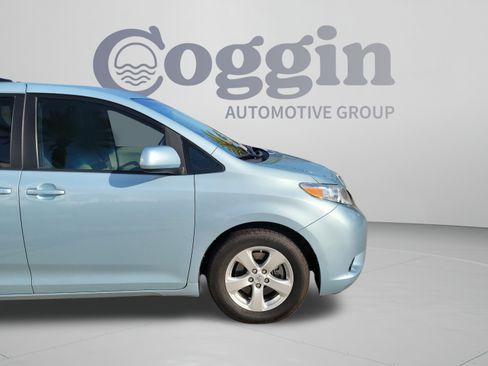 Used 2017 Toyota Sienna LE FWD image 33