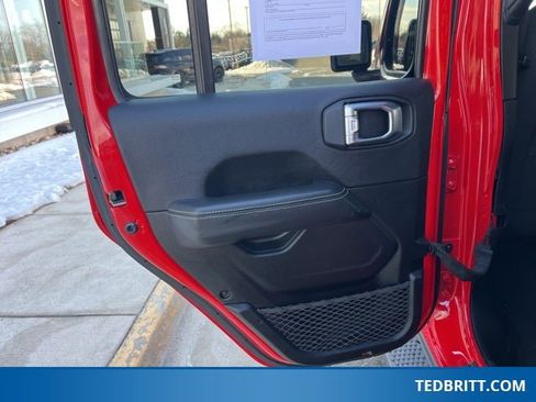 Used 2021 Jeep Wrangler Unlimited Sahara w/ Cold Weather Group image 17