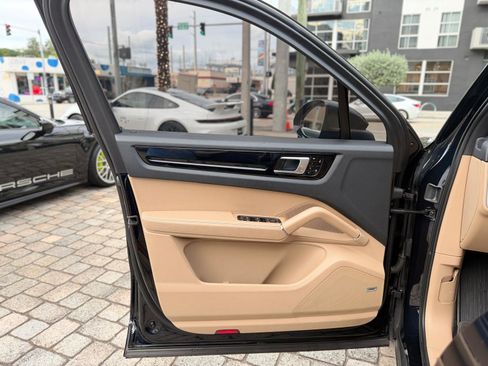 Used 2020 Porsche Cayenne image 25