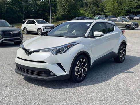Used 2018 Toyota C-HR XLE FWD image 3