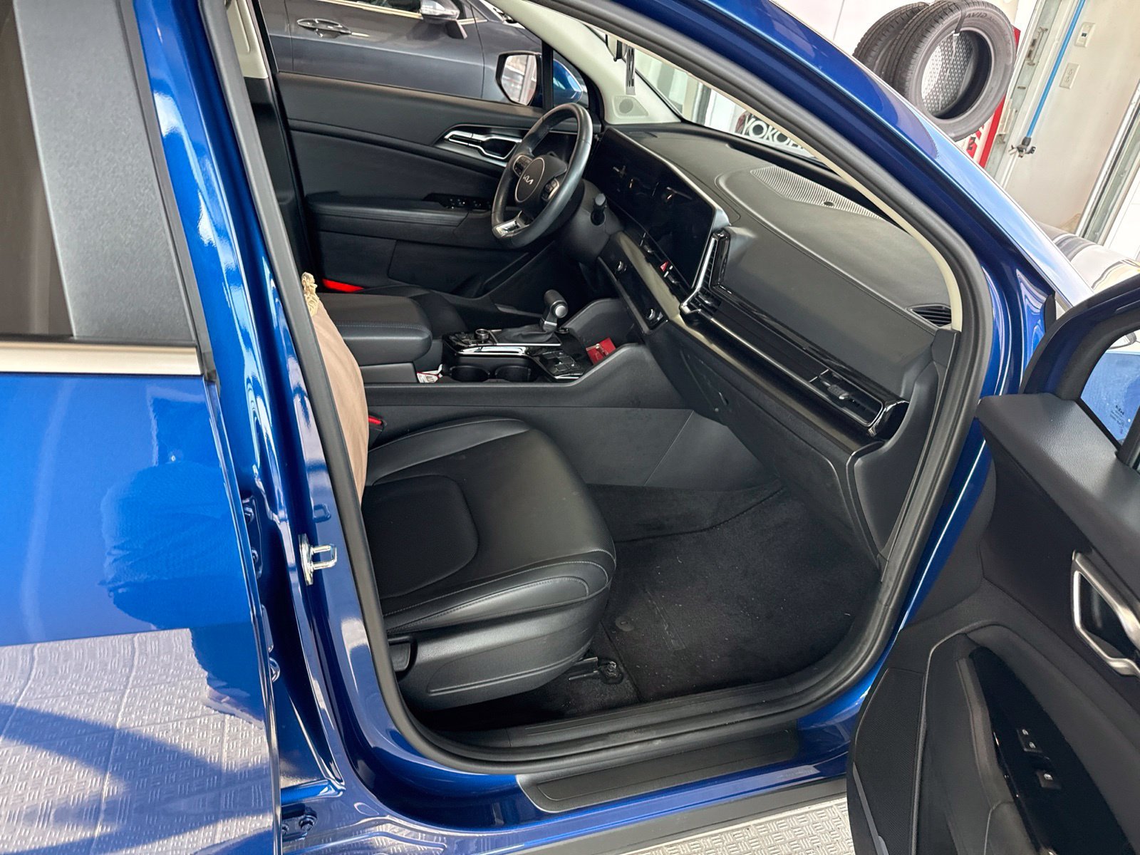 Used 2025 Kia Sportage EX w/ Premium Package FWD image 9
