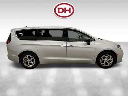 Used 2024 Chrysler Pacifica Limited image 2
