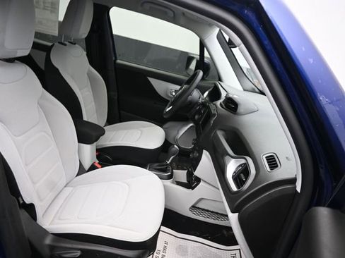 Used 2019 Jeep Renegade Latitude w/ Popular Equipment Group image 7