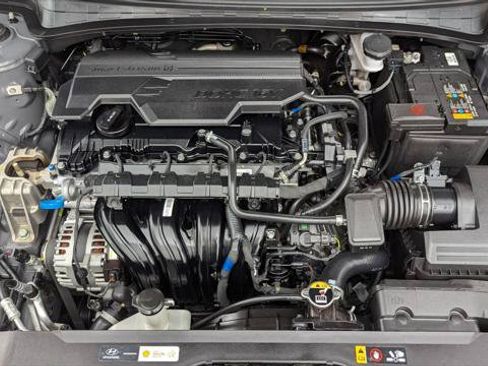Used 2025 Hyundai Elantra Limited FWD image 30