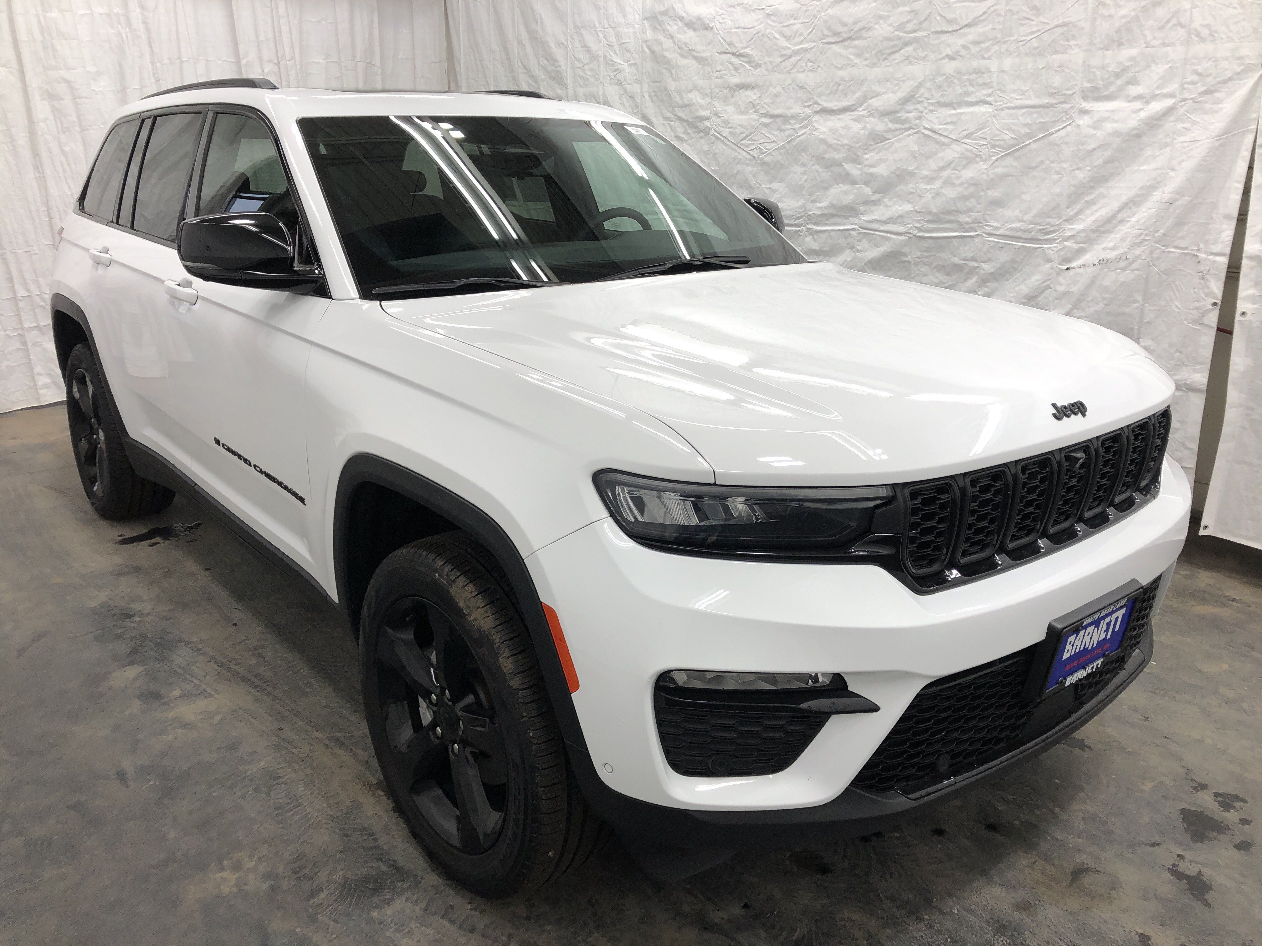 Certified 2024 Jeep Grand Cherokee Limited w/ Luxury Tech Group II AWD/4WD image 4