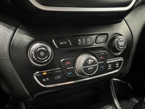 Used 2019 Jeep Cherokee Trailhawk AWD/4WD image 26