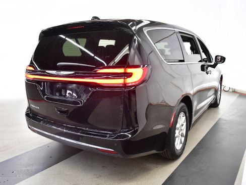 Used 2025 Chrysler Pacifica Select FWD image 7