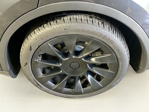 Used 2024 Tesla Model Y Long Range AWD/4WD image 11