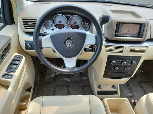 Used 2010 Volkswagen Routan SE FWD image 2