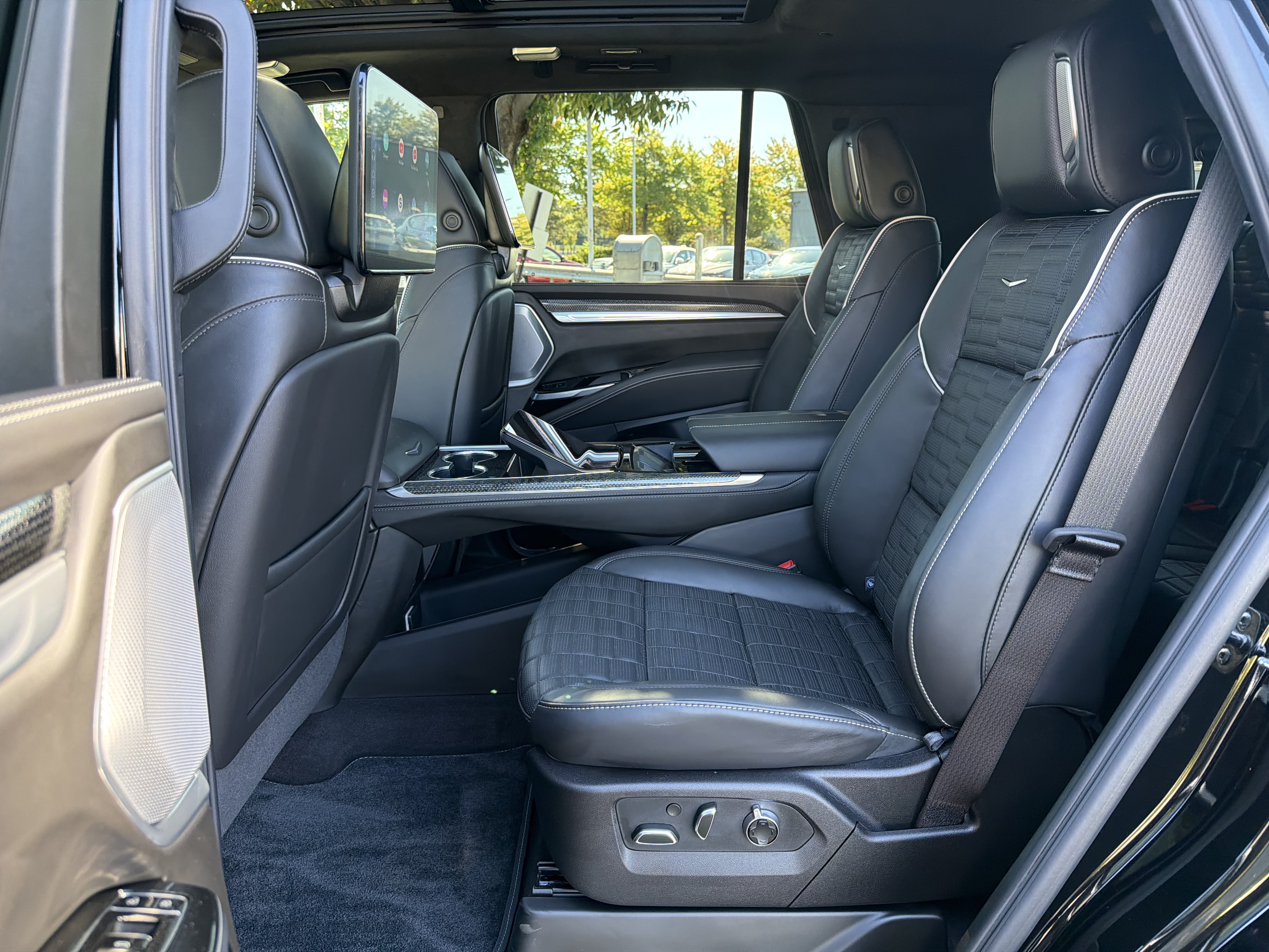 Used 2026 Cadillac Escalade V AWD/4WD image 34