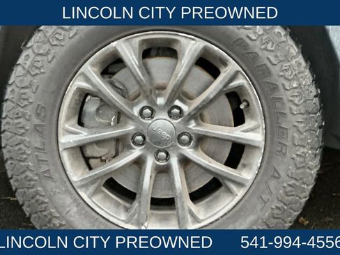 Used 2019 Jeep Cherokee Latitude Plus w/ Comfort/Convenience Group image 24