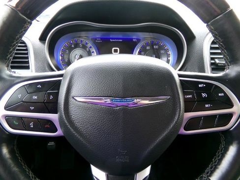 Used 2018 Chrysler 300 Limited image 16