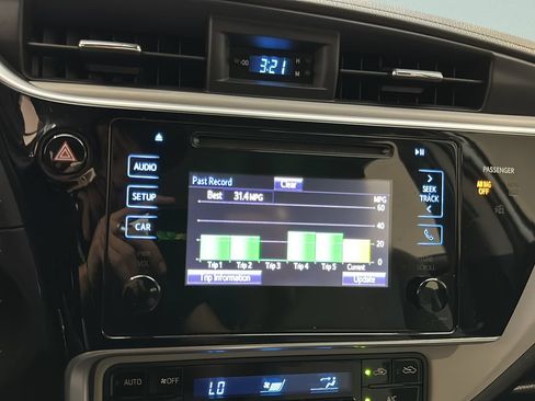 Used 2017 Toyota Corolla LE w/ Carpet Mat Package (TMS) FWD image 24