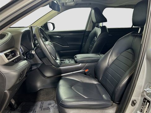 Used 2023 Toyota Highlander L image 18